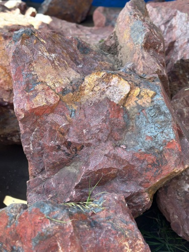 Камни для ландшафтного дизайна красно-фиолетовые 10-60 килограмм купить в Забайкальском крае