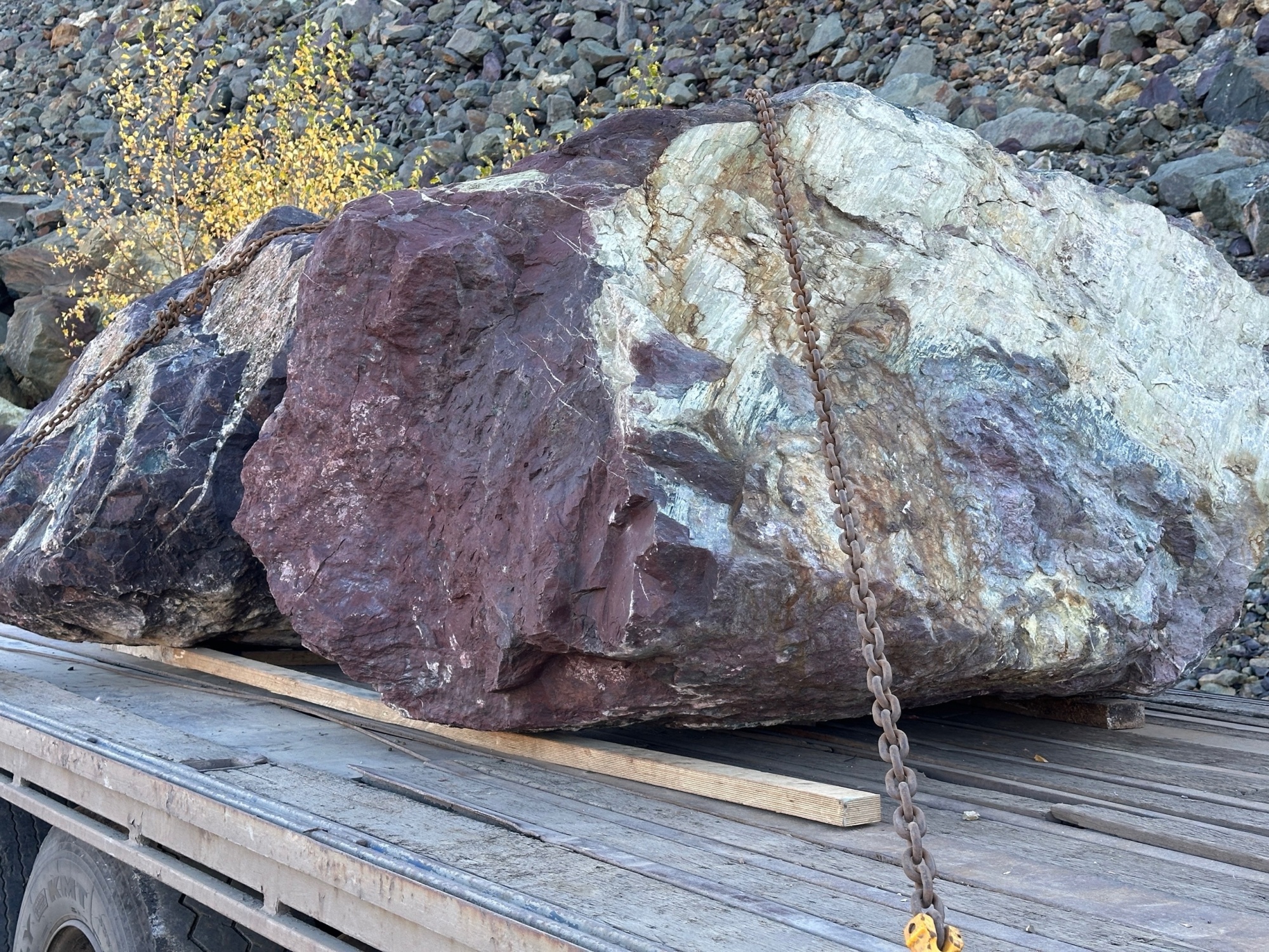 Огромные красно-фиолетовые валуны для ландшафтного дизайна весом более 5 тонн купить в Забайкальском крае