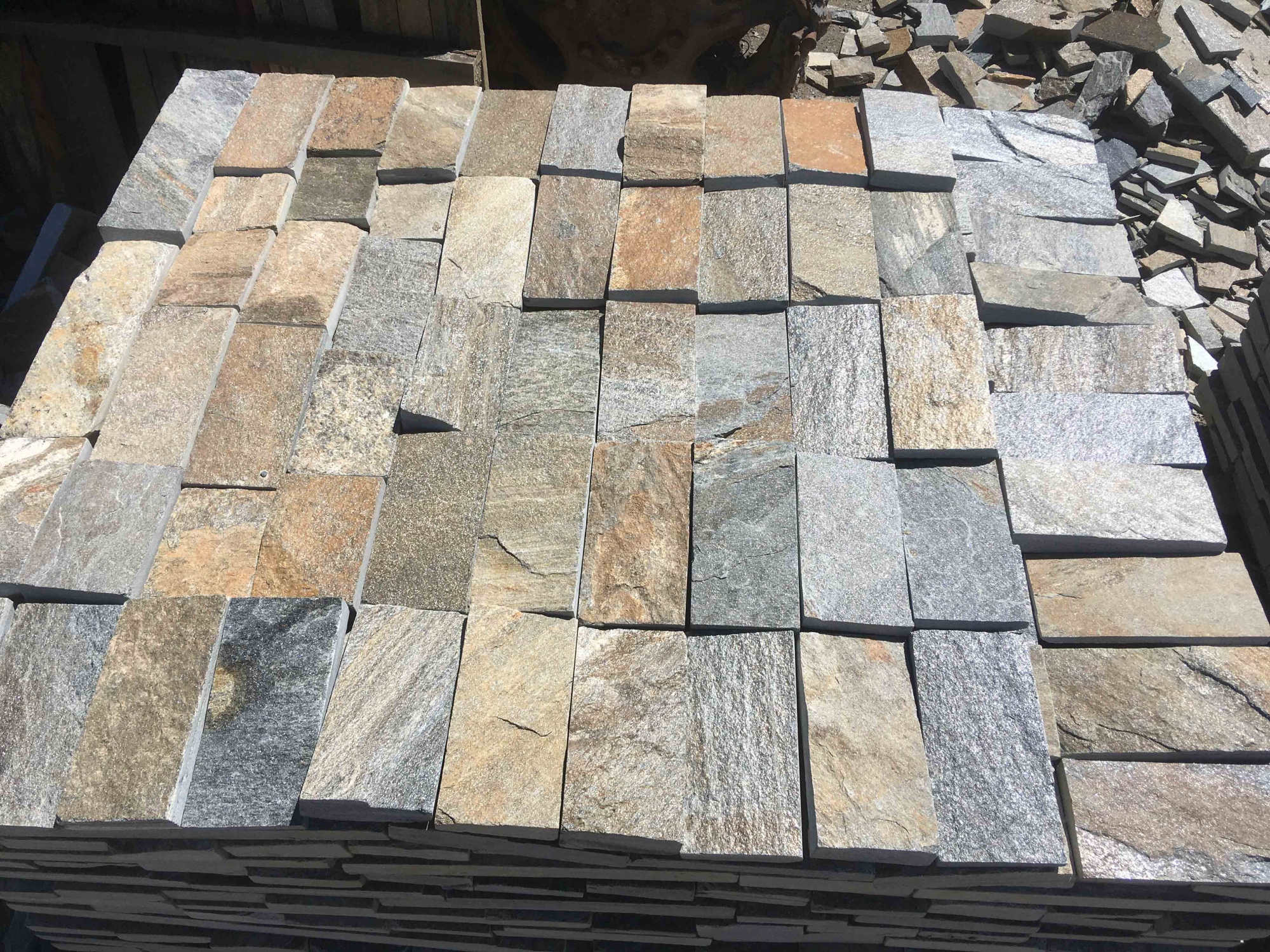 Плитка пилёная златолит Уральский для цоколя, отмостки купить в Забайкальском крае