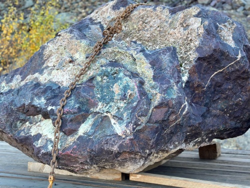 Огромные красно-фиолетовые валуны для ландшафтного дизайна весом более 5 тонн купить в Забайкальском крае