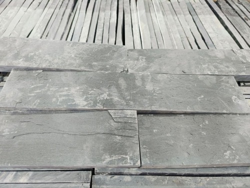 чёрная плитка из натурального камня