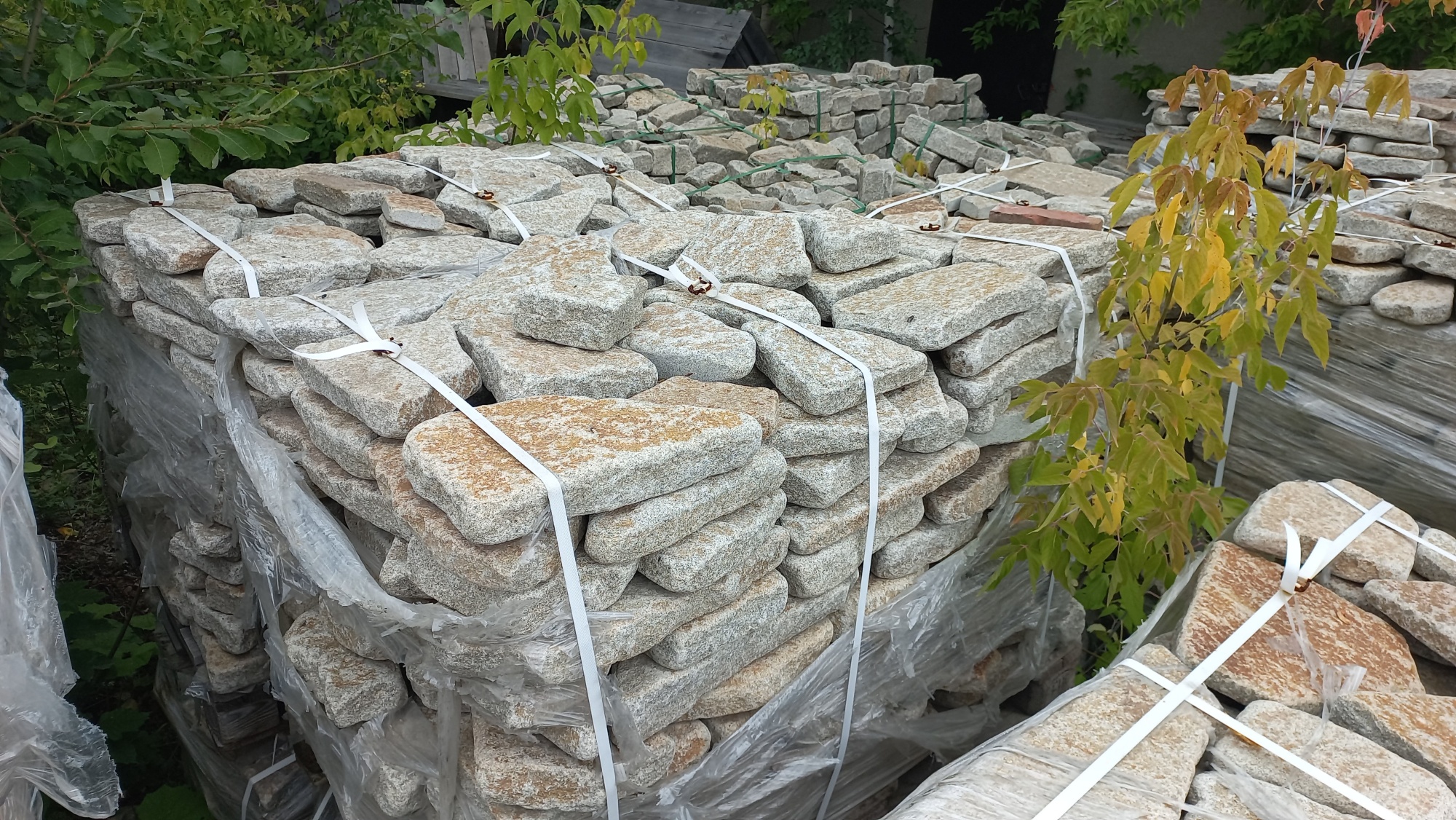 Плитняк галтованный гранитный для ландшафтного дизайна купить в Забайкальском крае