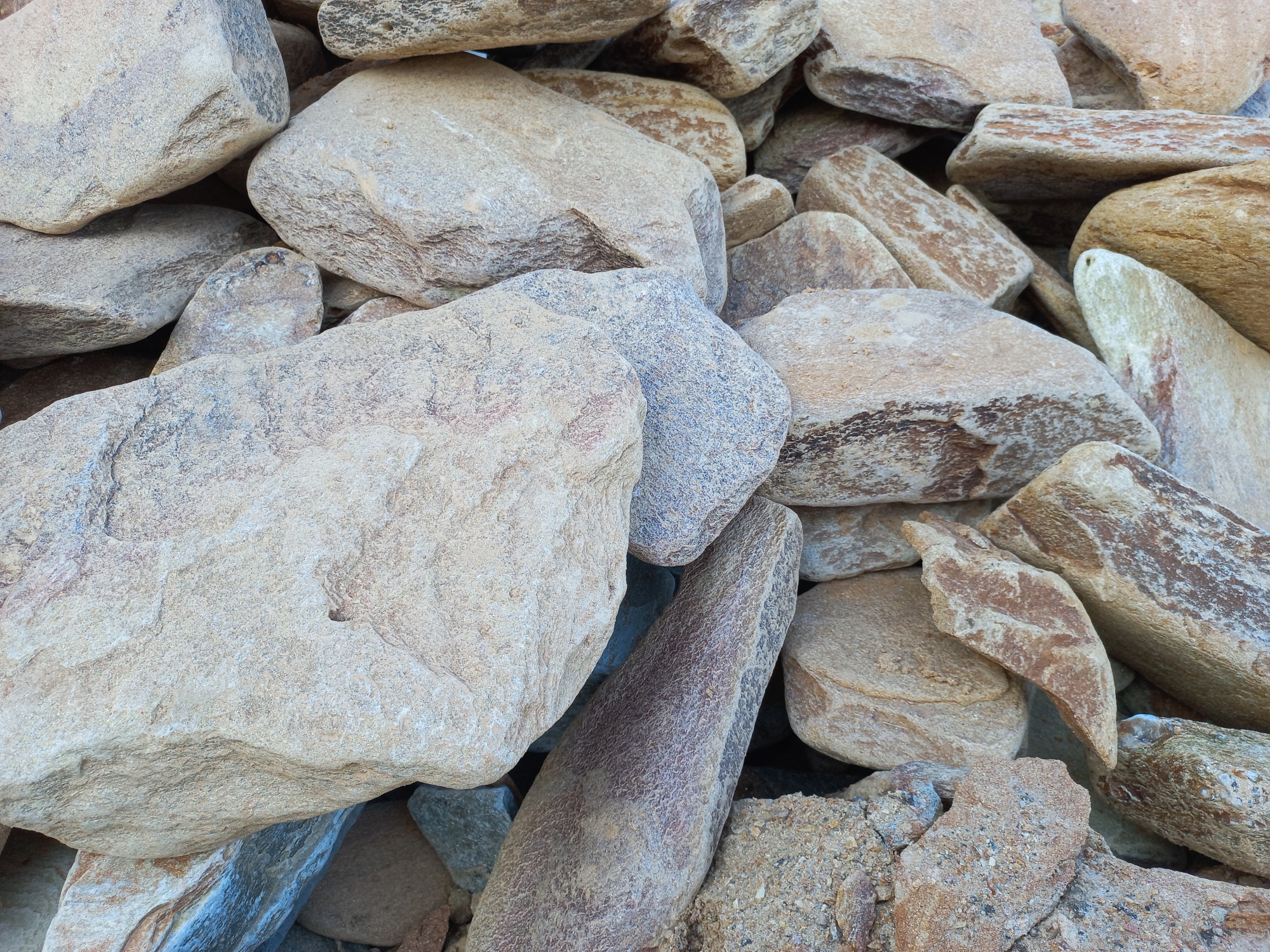 Златолит жёлтый, жёлто-зелёный глыбки и валуны для ланшафтного дизайна купить в Забайкальском крае