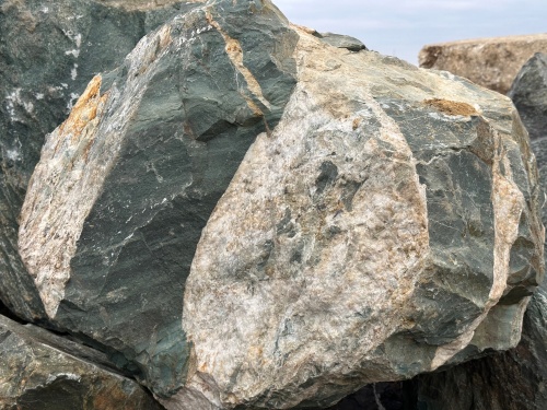 Гигантские зелёные валуны для ландшафтного дизайна весом более 5 тонн купить в Забайкальском крае