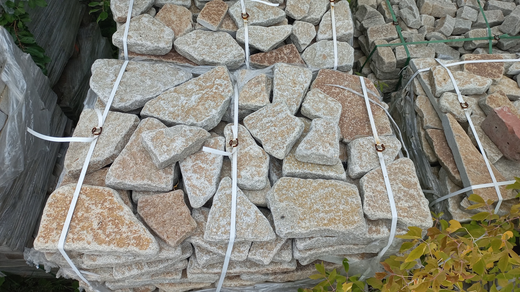 Плитняк галтованный гранитный для ландшафтного дизайна купить в Забайкальском крае